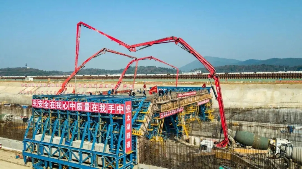 2019年1月18日，太湖隧道主體結(jié)構(gòu)頂板完成首次澆筑，隧道完整的主體結(jié)構(gòu)框架顯現(xiàn)出來(lái)。