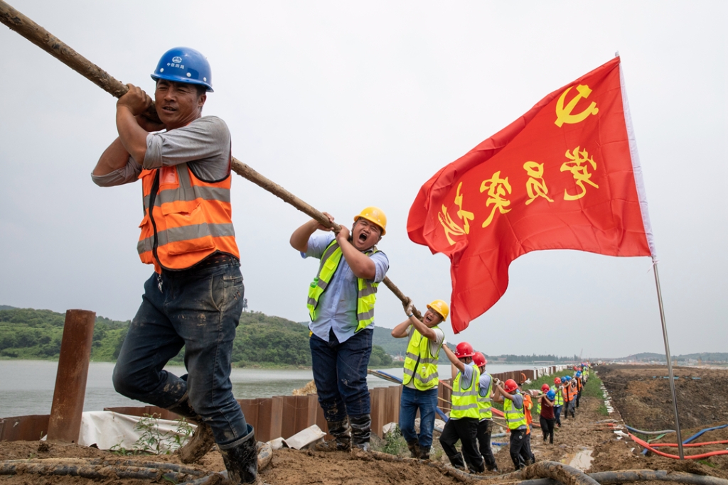 2019年6月21日，蘇錫常太湖隧道工地架設(shè)萬(wàn)伏電纜，黨員突擊隊(duì)在施工現(xiàn)場(chǎng)。