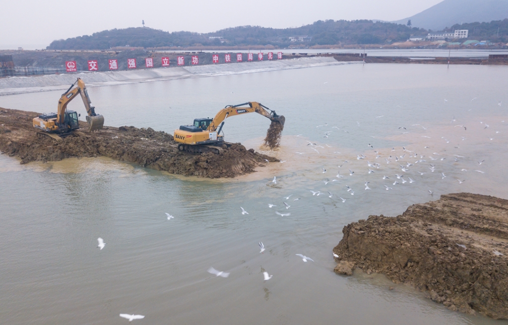 2019年12月23日，鳥(niǎo)群從陸島轉(zhuǎn)換圍堰回水施工現(xiàn)場(chǎng)飛過(guò)。