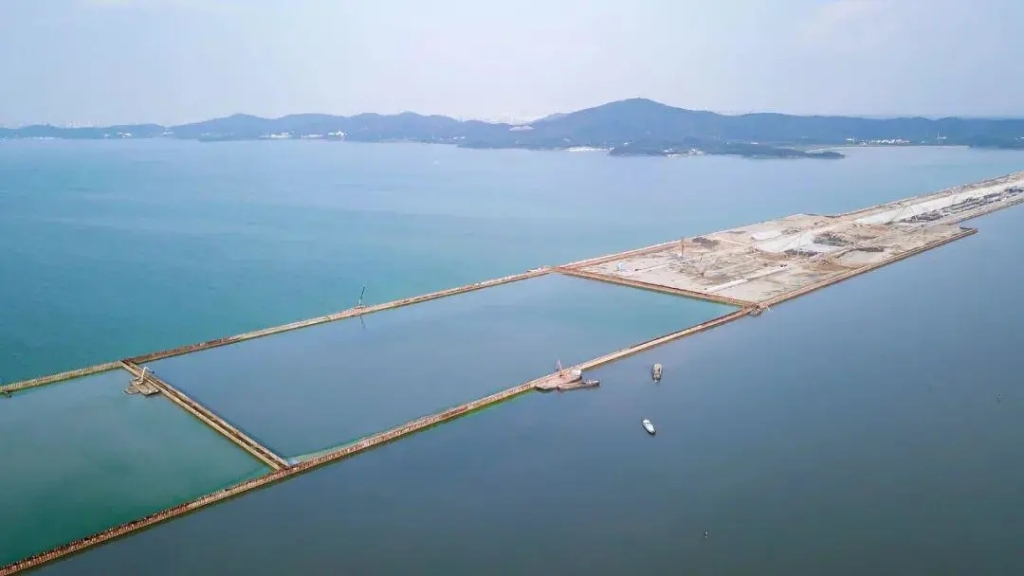 2020年10月3日，隨著最后一根鋼板樁插打至湖底，太湖隧道圍堰順利合龍。歷時(shí)2年7個(gè)月，馬山段與南泉段在湖中無(wú)縫對(duì)接，成功實(shí)現(xiàn)第一次“牽手”。