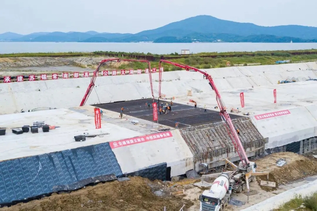 2021年9月5日，中鐵四局施工的太湖隧道南泉段主體工程全部完工。與此同時(shí)，南泉段施工轉(zhuǎn)入調(diào)平層、防撞側(cè)石等附屬工程施工階段，為下一步隧道早日通車打下堅(jiān)實(shí)基礎(chǔ)。
