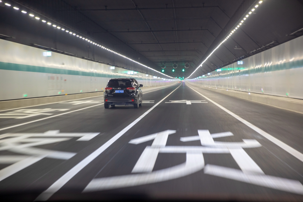 2021年12月30日，車輛在蘇錫常南部高速公路太湖隧道內(nèi)行駛。