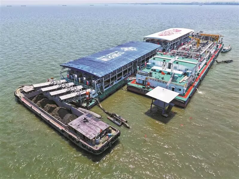 太湖宜興水域迎清淤超級航母“太湖之光”